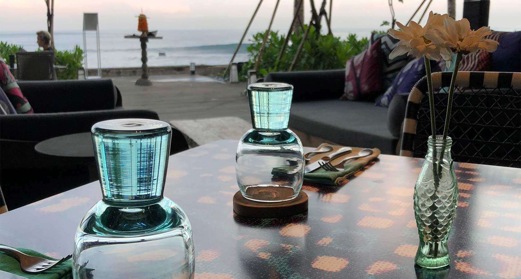 COMO UMA CANNGU glasses on table