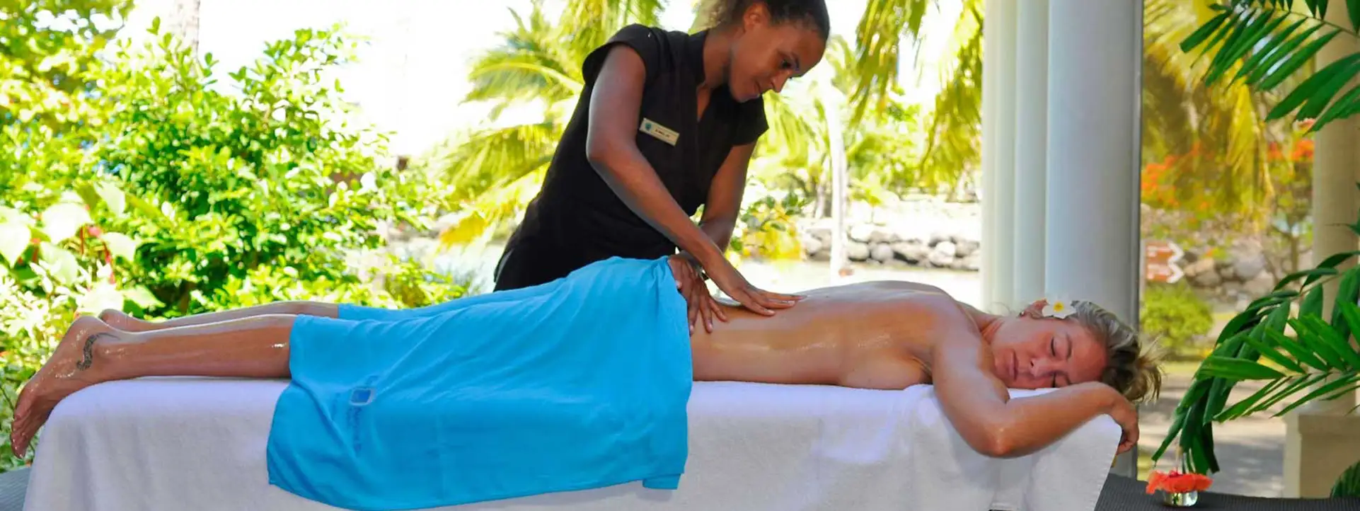INTERCONTINENTAL-RESORT-TAHITI-woman-massage-best-honeymoons-tahiti